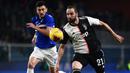 Striker Juventus, Gonzalo Higuain, berebut bola dengan dengan bek Sampdoria, Alex Ferrari, pada laga Serie A 2019 di Stadion Luigi Ferraris, Rabu (18/12). Juventus menang 2-1 atas Sampdoria. (AFP/Marco Bertorello)