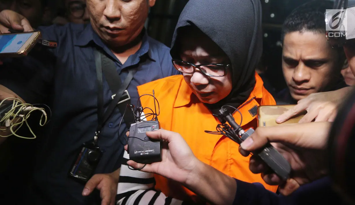 Tersangka anggota Komisi VII DPR RI Eni Maulani Saragih usai menjalani pemeriksaan dan menuju mobil tahanan di Gedung KPK Jakarta, Sabtu (14/7). Eni Maulani ditangkap KPK di Rumah Dinas Mensos Idrus Marham. (Liputan6.com/Johan Tallo)