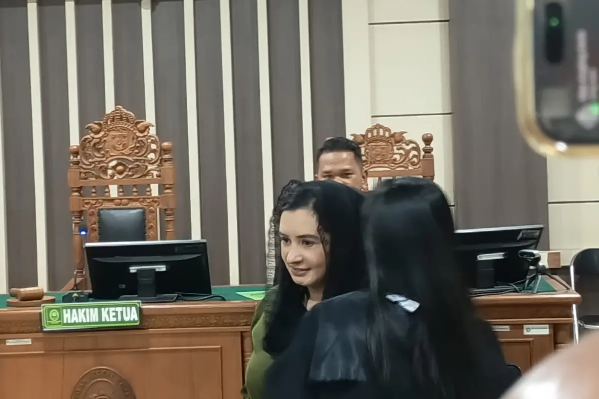 Bupati Pekalongan Non Aktif Fadia Arafiq jalani sidang perdana