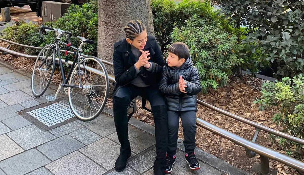 Nikita Mirzani tampil kompak dengan sang anak, Azqa Raqila mengenakan setelan hitam saat berlibur di Tokyo, Jepang pada awal tahun 2019. Keduanya terlihat manis dengan pose candidnya. (Liputan6.com/Instagram/nikitamirzanimawardi_17)