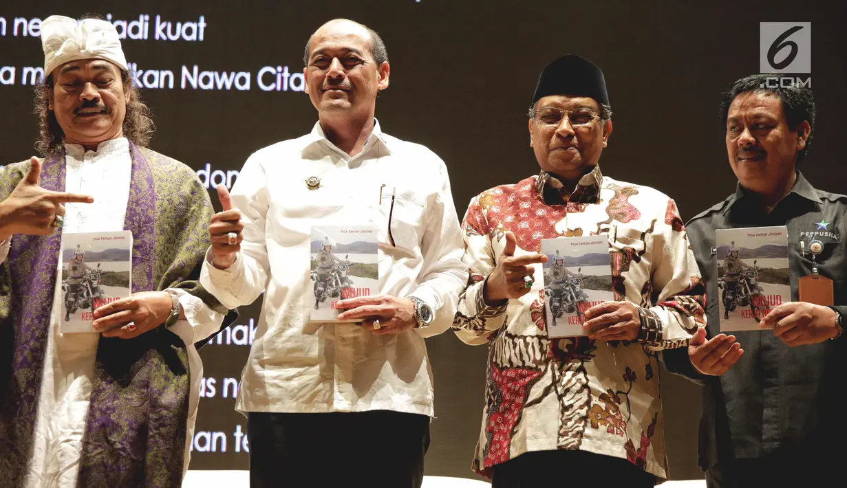 Ketua Umum Nawacita Jokowi, Mas Raden Suryo Admanto (kedua kiri) berfoto bersama Ketua Umum PBNU Said Aqil Siradj (kedua kanan) saat peluncuran buku tiga tahun Jokowi di Perpustakaan Nasional, Jakarta, Senin (6/11). (Liputan6.com/Faizal Fanani)