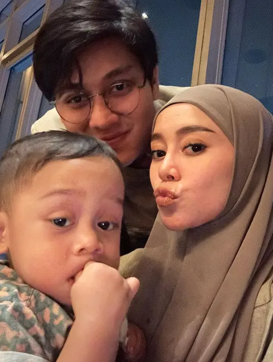 Meski agak ngantuk, putra semata wayang Lesti dan Billar itu tetap antusias foto. [Instagram/lestikejora]