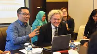 Gubernur Jawa Barat Ridwan Kamil bersama beberapa insan media menggelar teleconference dengan sejumlah pihak yang berada di Inggris terkait program English for Ulama, di bjb Precious, Jakarta, Selasa (12/11/19) kemarin. (sumber foto : Humas Jabar)