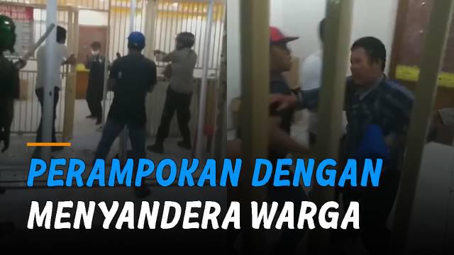 Detik-detik puluhan warga dan petugas kepolisian menggagalkan perampokan dengan senjata api. Kejadian itu terjadi di sebuah kantor pegadaian swasta Jalan Kahfi 2, Jagakarsa, Jakarta Selatan.