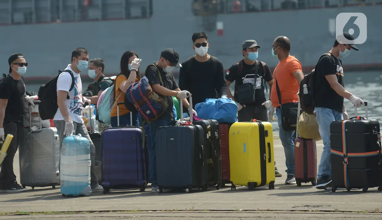 Pekerja migran Indonesia yang didominasi warga negara asing tiba di Dermaga JICT Pelabuhan Tanjung Priok, Jakarta,  dengan menggunakan kapal MV Costa Mediterania pada Selasa (6/10/2020). Dari total 99 orang yang tiba, 82 di antaranya adalah WNA dari delapan negara. (merdeka.com/Imam Buhori)