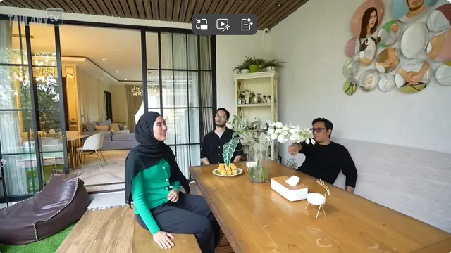 6 Potret Area Taman Rumah Syahnaz Sadiqah, Estetika Tropis ala Vila Bali