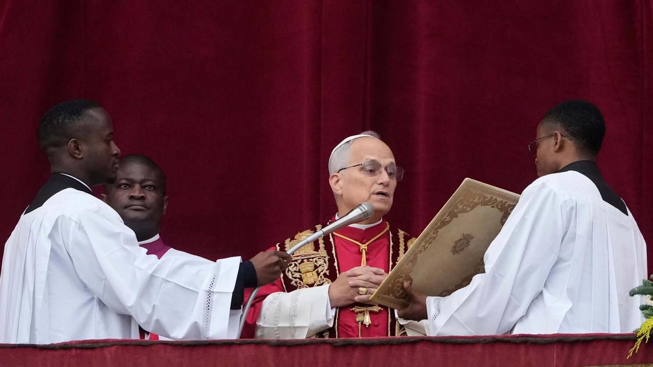 FOTO: Paus Leo XIV Sampaikan Pesan Damai Natal dan Serukan Perdamaian Dunia dari Vatikan