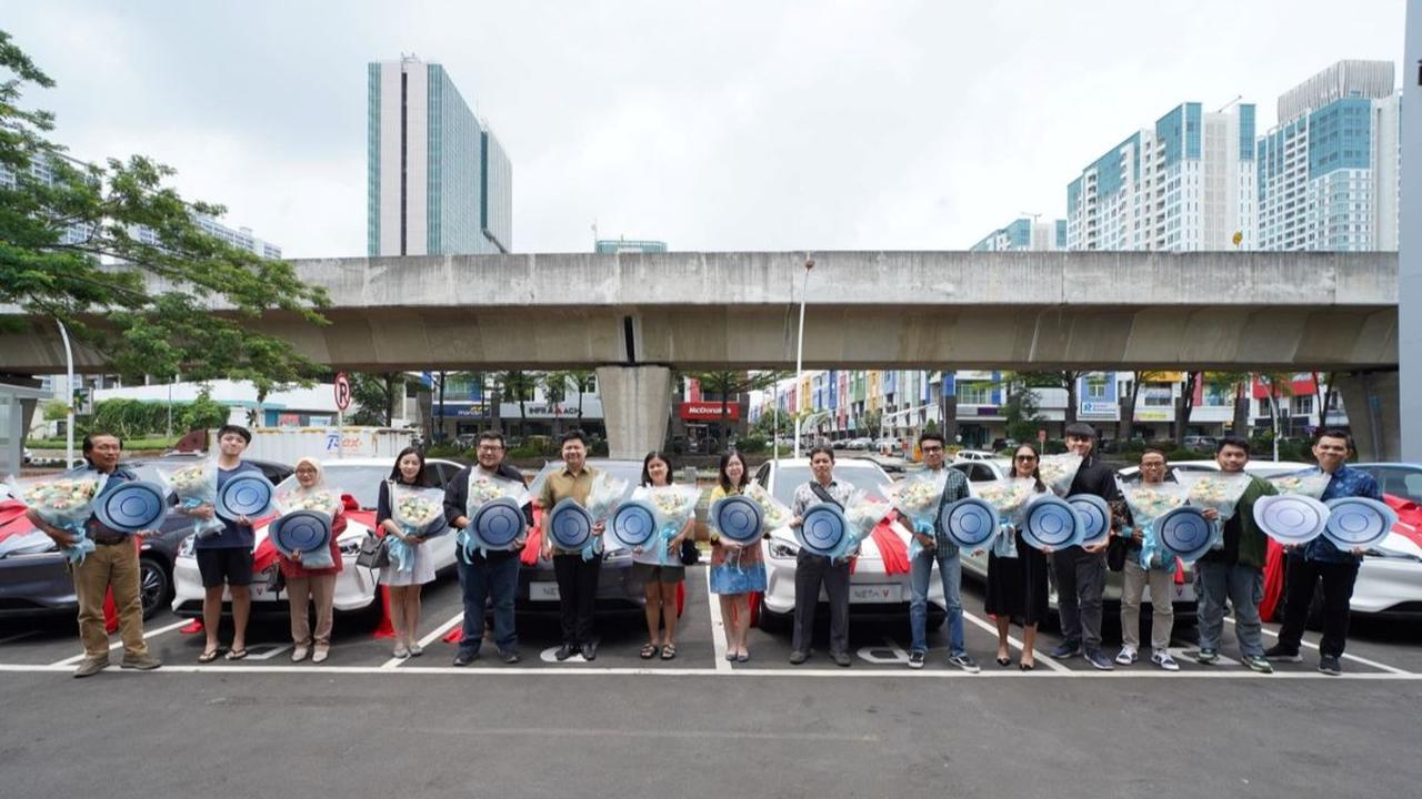 “Handover ceremony ini bukan hanya pencapaian, melainkan memperkuat komitmen Neta terus berinovasi, dengarkan kebutuhan konsumen, dan<br>dukung transisi kendaraan ramah lingkungan di Indonesia untuk masa depan lebih baik.”&nbsp;
