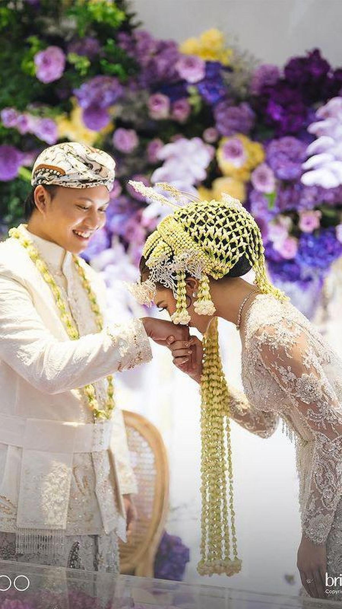 Sudah menjadi istri, Mahalini juga tampak mencium tangan Rizky Febian yang sudah menjadi suaminya.