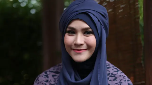 Bergaya beda dengan beauty elegant hijab pashmina.