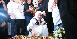 Sebelum akhirnya menghembuskan napas terakhirnya Selasa (23/1), Sys Ns sempat tak sadarkan diri di kediamannya di kawasan Kemang Timur Jakarta Selatan. Sang istri Shanty langsung membawa ke Rumah Sakit Pondok Indah. (Nurwahyunan/Bintang.com)