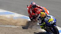Valentino Rossi dan Casey Stoner terlibat pertarungan sengit di MotoGP Laguna Seca, Amerika Serikat, pada 2008. (Red Bull)