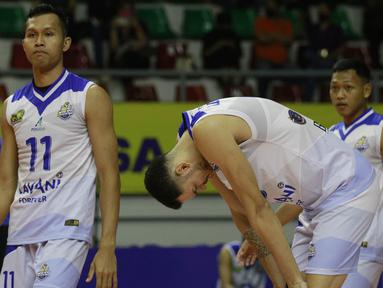 Unggul di dua game awal, Bogor LavAni yang mengincar kemenangan keduanya untuk memuluskan langkah ke grand final PLN Mobile Proliga 2022 justru kalah 2-3 berkat comeback gemilang Surabaya Bhayangkara Samator di seri pertama final four, Sabtu (12/3/2022). (Bola.com/M Iqbal Ichsan)