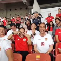 Jokowi dan kedua cucunya nonton bareng pertandingan Timnas Indonesia vs Arab Saudi (@jokowi)
