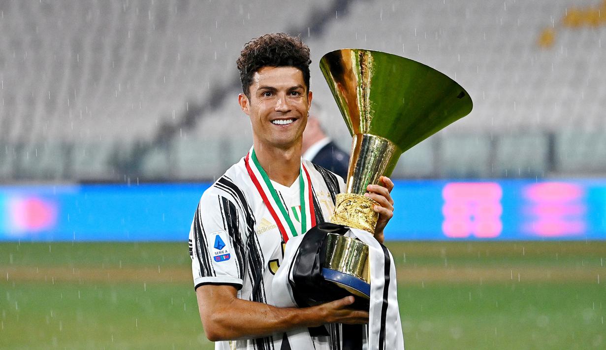 2. Cristiano Ronaldo (Sepak Bola) - Bintang Juventus ini adalah atlet dengan jumlah pengikut terbanyak di media sosial. Meliputi 200 juta di Instagram dan 85 juta di Twitter. Pendapatanya mencapai USD 105 juta (Rp 1,53 triliun). (AFP/Isabella Bonotto)