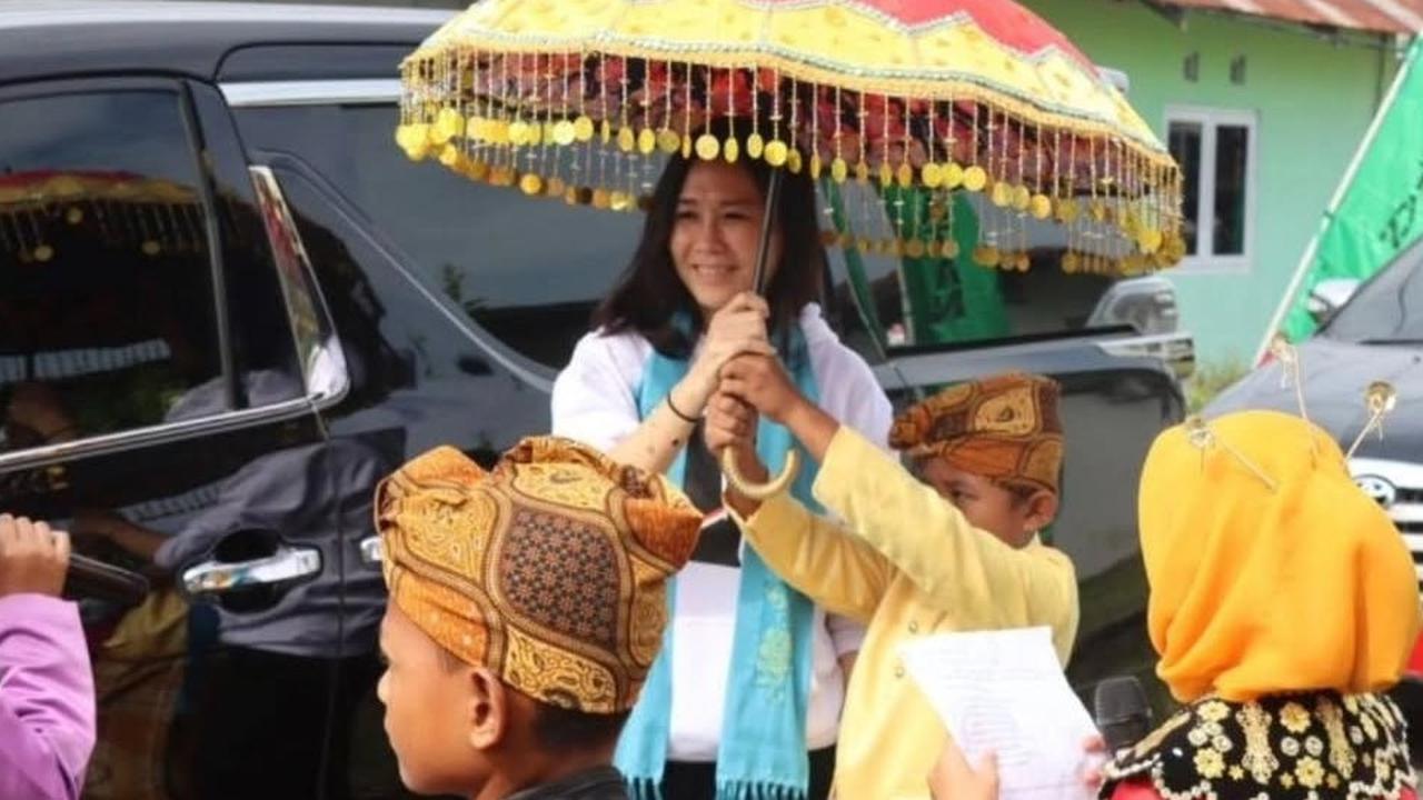 Momen Seru Veronica Tan Pose Bareng Hiu Paus Sherly di Gorontalo 'Saya Pikir Siapa