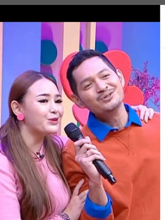 Gaya Amanda Manopo saat jadi host program TV (Foto: IG brownis_ttv)