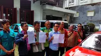 Para pengemudi tergabung dalam Aliansi Angkutan Umum Jawa Barat menuntut Pemprov Jabar menghentikan operasional transportasi berbasis online. (Liputan6.com/Arie Nugraha)