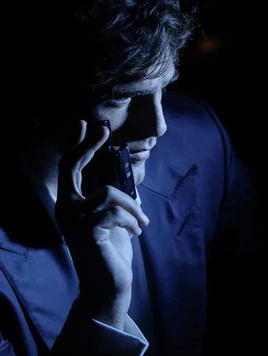 Rumor hubungan Jacob dan Kendall sendiri mulai ramai sejak Februari 2026. Spekulasi tersebut semakin menguat setelah akun gosip populer DeuxMoi melaporkan keduanya terlihat berciuman di minggu pertama Coachella 2026, tepatnya di after party penampilan Justin Bieber. Meski belum ada konfirmasi langsung, momen tersebut sukses memicu rasa penasaran publik. [Dok/CHANEL].