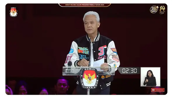 <p>Calon Presiden (Capres) nomor urut 03 Ganjar Pranowo saat membacakan visi misi di debat Pilpres 2024 terakhir yang digelar Minggu (4/2/2024) di Jakarta Convention Center (JCC), Senayan, Jakarta Pusat. (Tangkapan Layar YouTube KPU RI)</p>
