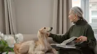 Potret seorang wanita lanjut usia sedang menghabiskan waktu bersama anjing piaraannya. (Foto: Pexels.com/Ron Lach)