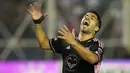 Reaksi pemain Inter Miami, Luis Suarez setelah gagal mencetak gol ke gawang Timnas El Salvador pada laga persahabatan yang digelar di Kota San Salvador, El Salvador, Sabtu (20/01/2024) pagi WIB. (AP Photo/Moises Castillo)