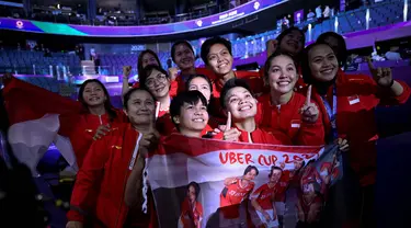 Tim Uber Indonesia melakukan selebrasi setelah menang melawan Korea Selatan dalam pertandingan semifinal tunggal putri di turnamen bulu tangkis Piala Thomas dan Uber di Chengdu, provinsi Sichuan, China, 4 Mei 2024. (WANG Zhao/AFP)