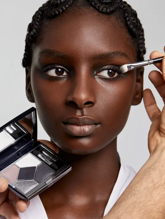 Warna hitam diaplikasikan pada kelopak mata atas untuk melengkapi kesan dramatis dan mempertegas mata [Dior Beauty]