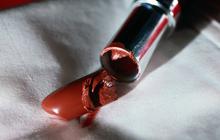 Jangan Dibuang, Perbaiki Lipstik yang Patah dengan Tips Gampang Ini!!