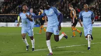 Gelandang Manchester City, Yaya Toure, merayakan gol yang dicetaknya melalui titik penalti ke gawang Hull. Akhirnya Toure memecah kebuntuan City membobol gawang Hull melalui gol penalti pada menit ke-72. (Reuters/Ed Sykes)