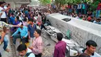 Warga India berkumpul untuk menyaksikan lokasi runtuhnya material jalan layang di kota Varanasi, Selasa (15/5). Sedikitnya 18 orang tewas dan belasan orang terperangkap setelah jembatan layang roboh dan menghancurkan kendaraan di bawahnya. (AP Photo)