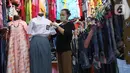 Pedagang merapikan seragam sekolah baru dagangannya di salah satu toko di Tangerang, Banten, Selasa (2/6/2020). Menjelang tahun ajaran baru, sejumlah pedagang di tempat tersebut mengeluh karena omzet penjualan seragam sekolah menurun drastis akibat pandemi COVID-19. (Liputan6.com/Angga Yuniar)