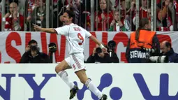 Selebrasi striker AC Milan, Filippo Inzaghi setelah mencetak gol ke gawang Bayern Munchen pada laga leg kedua babak perempatfinal Liga Champions 2006/2007 di Allianz Arena, Valencia (11/4/2007). Filippo Inzaghi yang pensiun pada Juli 2012 bersama AC Milan ini total mencetak 9 gol di babak perempatfinal Liga Champions dari 12 laga. Gol-gol tersebut dicetaknya bersama Juventus dan AC Milan. (AFP/John MacDougall)