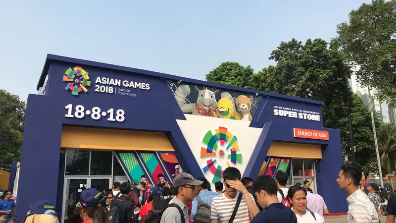 Para pengunjung di Stadion Gelora Bung Karno jelang pembukaan Asian Games 2018