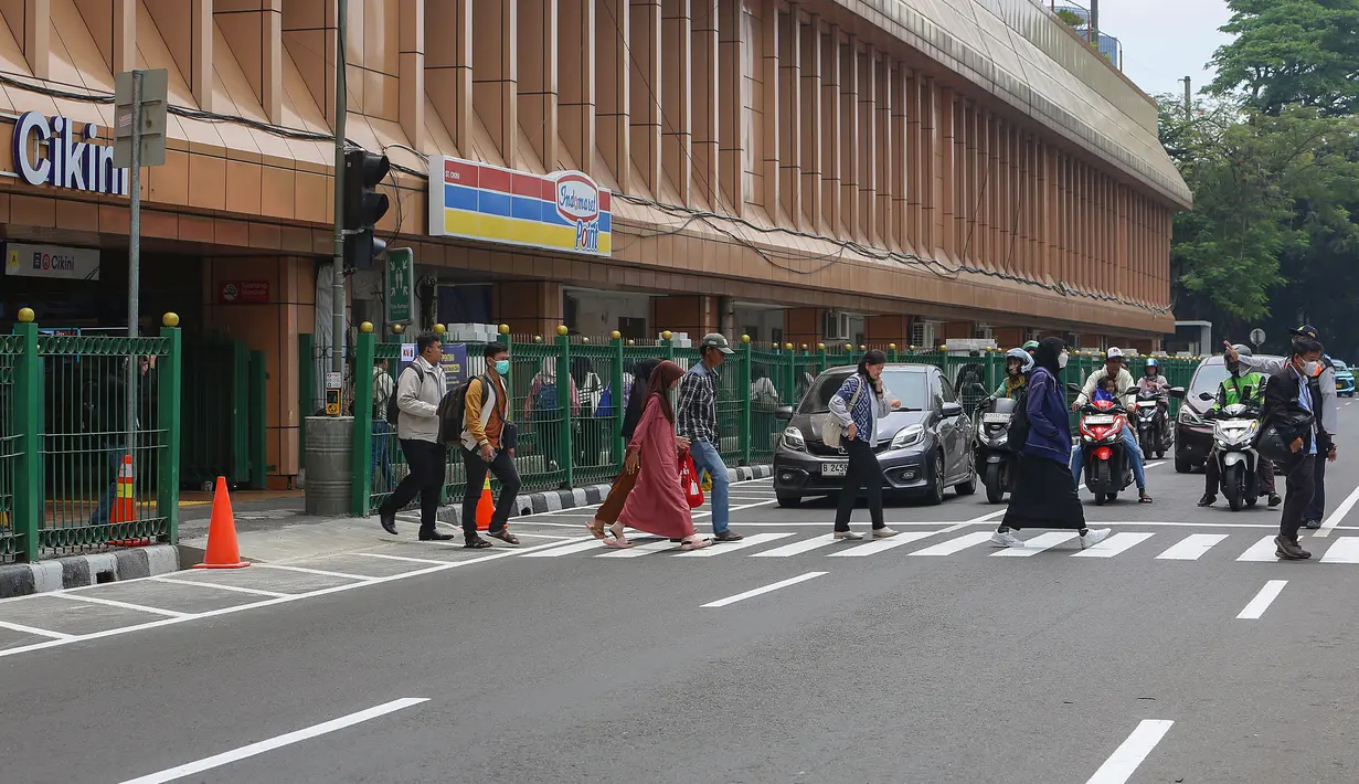 Pemerintah Provinsi (Pemprov) DKI Jakarta berkolaborasi dengan PT KAI hari ini membuka pagar pembatas sekaligus melakukan uji coba memasang pelican crossing di sisi timur Stasiun Cikini. (merdeka.com/Arie Basuki)