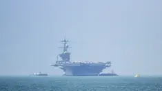 Sebuah kapal induk Amerika Serikat, USS Carl Vinson merapat ke pelabuhan Danang, Vietnam, Senin (5/3). Ini menjadi kunjungan kapal induk Angkatan Laut (AL) AS pertama ke Vietnam dalam 40 tahun sejak akhir Perang Vietnam. (CHAN NHU / AFP)