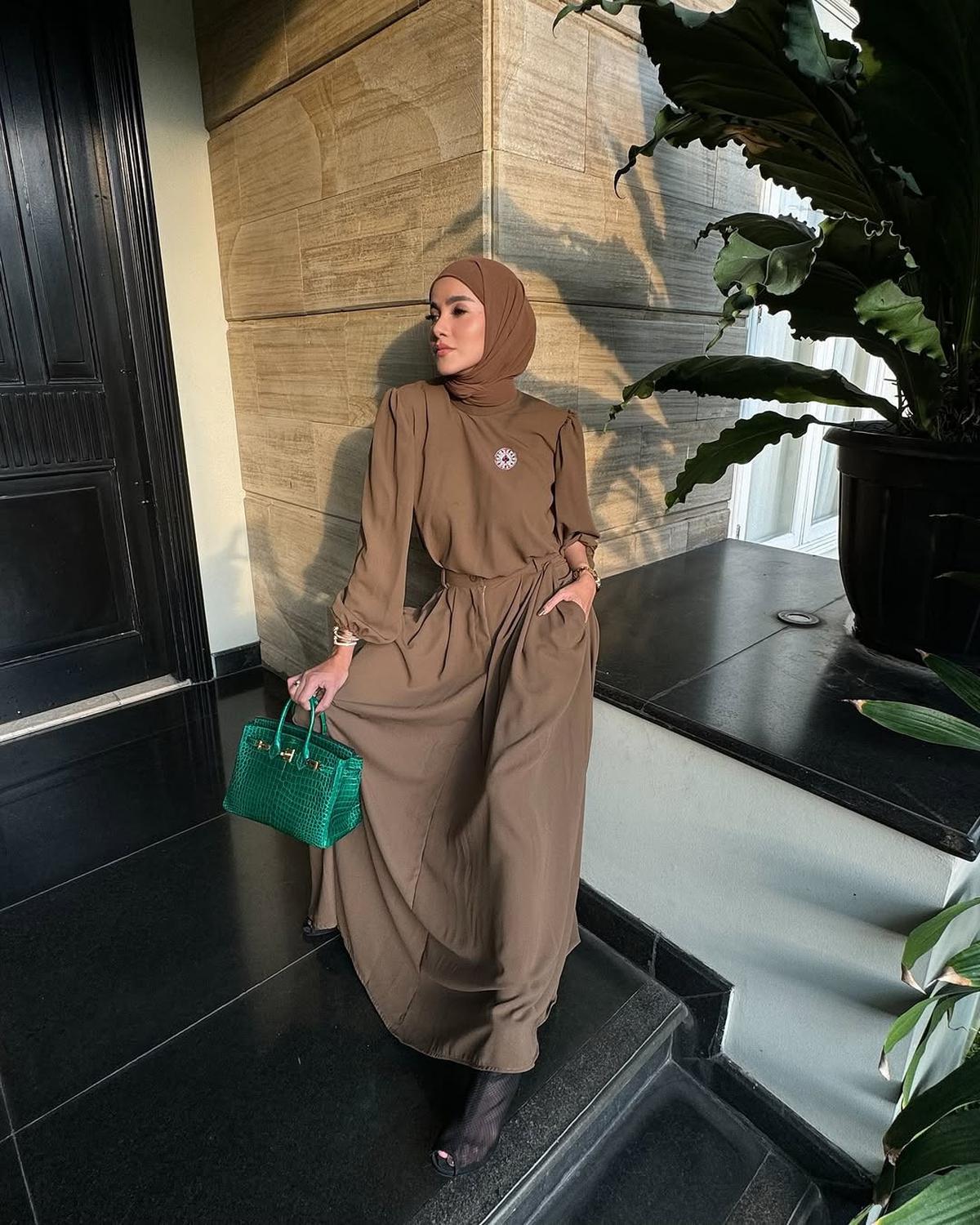5 Potret Gamis ala Olla Ramlan yang Bisa Jadi Inspirasi Baju Lebaran yang Modis dan Stylish