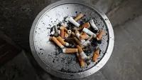 Rokok tak hanya berdampak pada tubuh saja, tetapi juga lingkungan. (unsplash.com/@julez97)