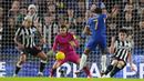 Gelandang Chelsea, Raheem Sterling (kedua kanan) melepaskan tendangan di depan gawang Newcastle United pada laga perempatfinal Carabao Cup 2023/2024 di Stamford Bridge, London, Rabu (20/12/2023) dini hari WIB. (AP Photo/Kirsty Wigglesworth)