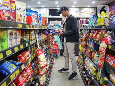 Pengunjung memilih produk makanan dan minuman di salah satu gerai ritel di Jakarta, Sabtu (4/1/2025). (Liputan6.com/Angga Yuniar)
