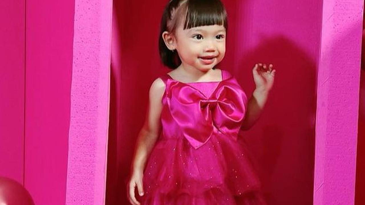 Ini potret Bible anak pertama Hito dan Felicya. Ia tampak menggemaskan dengan dress warna merah muda.