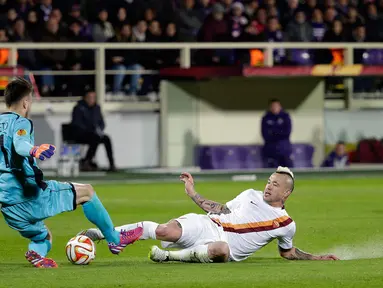 Kiper Fiorentina, Neto berebut bola dengan gelandang AS Roma Radja Nainggolan di leg pertama  16 besar Liga Europa di Stadion Artemio Franchi,Italia Jumat (13/3/2015) . Fiorentina bermain imbang 1-1 dengan AS Roma. (Reuters/Max Rossi)