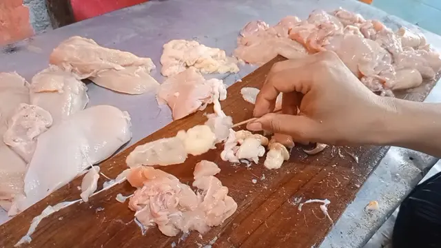 Cocok Buat Dijual, Begini Cara Potong Daging Ayam Biar Banyak untuk Dijadikan Sate
