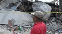 Batu-batu berukuran besar ambruk dan menimpa sejumlah rumah dan satu bangunan sekolah di Desa Sukamulya, Kecamatan Tegalwaru, Purwakarta, Jawa Barat. (Liputan6.com/ Zaenal Arifin)