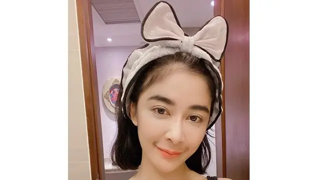 Saat tanpa riasan sama sekali, wajah Uut terlihat lebih glowing.