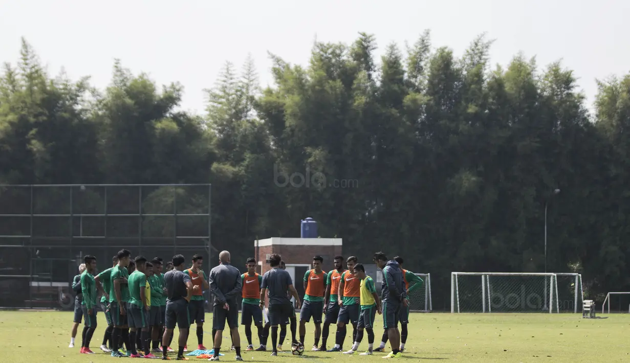 Para pemain Timnas Indonesia U-22 bersiap mengikuti latihan di Lapangan SPH Karawaci, Banten, Selasa (8/8/2017). Latihan dilakukan sebagai persiapan jelang SEA Games 2017 Malaysia. (Bola.com/Vitalis Yogi Trisna)