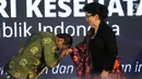 Menkes Terawan Agus Putranto bersalaman dengan mantan Menkes Nila F. Moeloek saat acara pisah sambut di Gedung Kementerian Kesehatan, Jakarta, Kamis (24/10/2019). Terawan  resmi menjadi Menteri Kesehatan dalam Kabinet Indonesia Maju periode 2019-2024. (merdeka.com/Iqbal S. Nugroho)