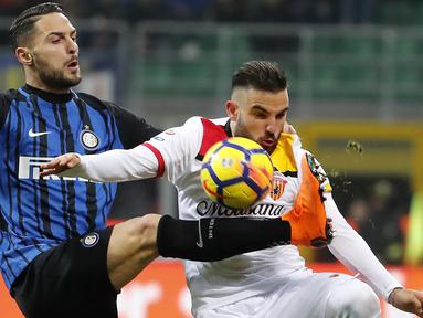Aksi pemain Inter Milan, Danilo D'Ambrosio (kiri) menghalau bola dari kejaran pemain Benevento, Enrico Brignola pada lanjutan Serie A Italia di San Siro stadium, Milan, (24/2/2018). Inter menang 2-0. (AP/Antonio Calanni)