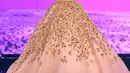 Kali ini, Taylor Swift tampil bak Disney Princess dalam balutan ball gown. Ball gown ini bernuansa keemasan dengan payet-payet berkilauan yang semakin memeriahkan penampilan Taylor di atas panggung ini. Foto: Instagram.