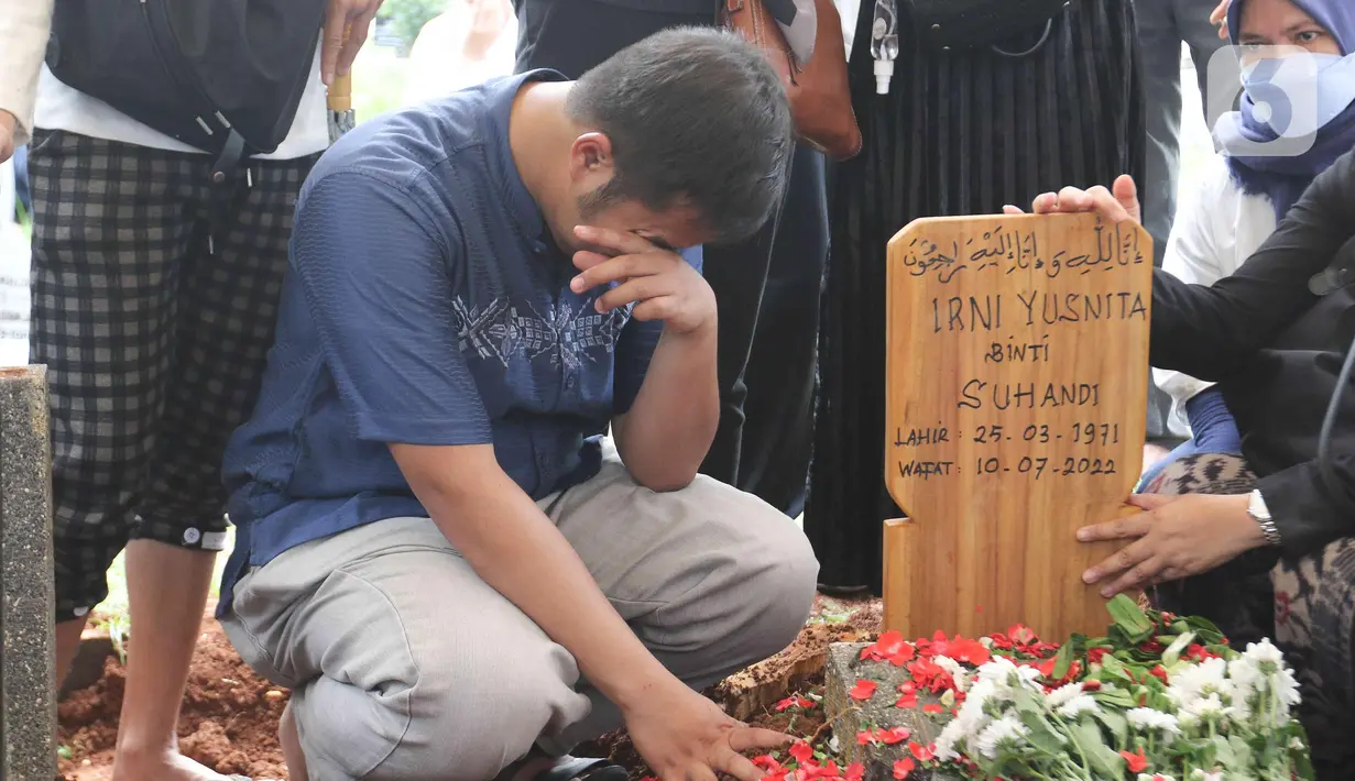 Keluarga menangis di dekat makam pelawak Irni Yusnita  alias Rini S Bon Bon di TPU Kawi Kawi, Johar Baru, Jakarta, Senin (11/7/2022). Pelawak Rini S Bon Bon  meninggal dunia pada hari Minggu sore (10/7/2022), sebelum berpulang rini sempat mengidap  sakit diabetes. (Liputan6.com/Herman Zakharia)